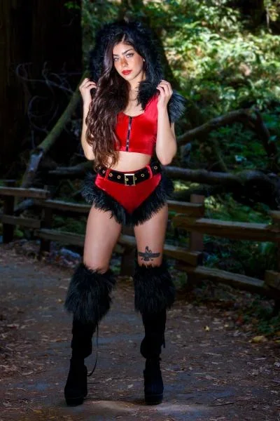 Fur Trimmed High-Waist Belted Short – Red/Black –