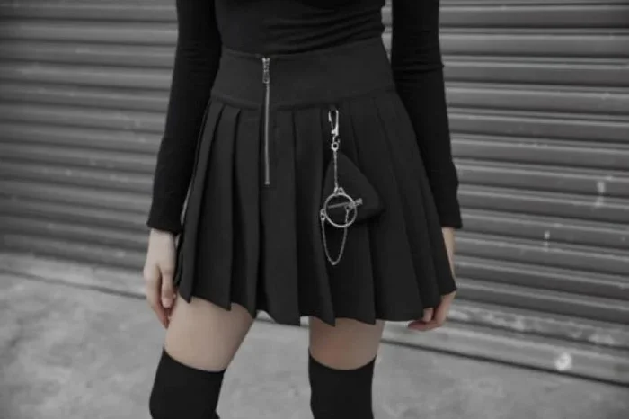 Pleated Skirt with Braces and Accessory – Black –